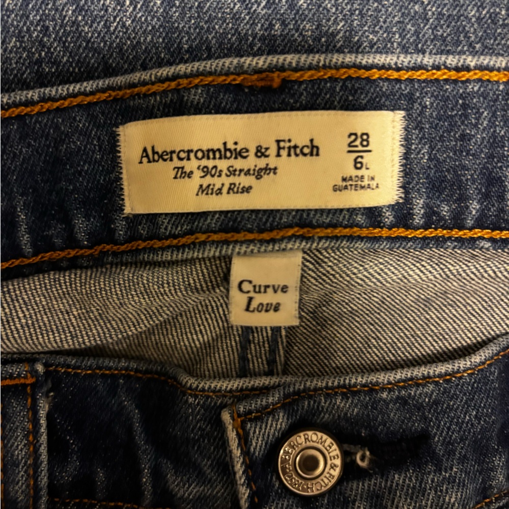 Abercrombie & Fitch 90s Mid-Rise Classic Jeans – Curve Love, Size 28L (Raw Hem) - Picture 2 of 4